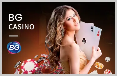 Hình ảnh minh họa bàn casino với bài và chip.